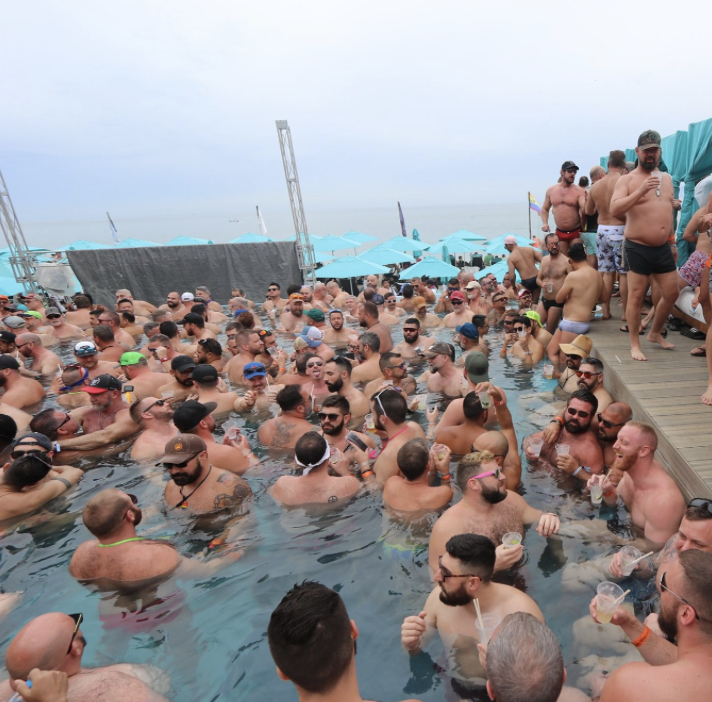 FIESTA EN LA PISCINA Y EN LA PLAYA HÚMEDA Y SALVAJE